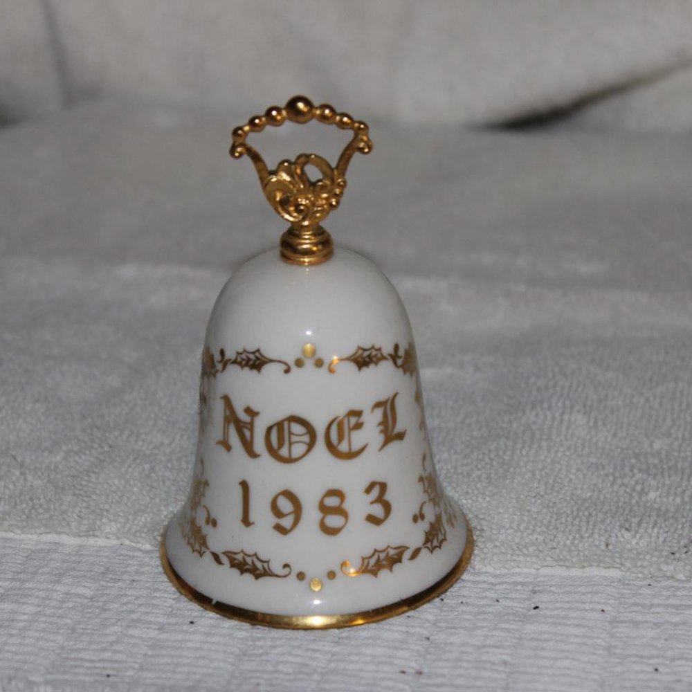 VINTAGE NOEL 1983 GORHAM FINE CHINA CURRIER & IVES CHRISTMAS BELL 3.75” HIGH - Picture 3 of 5
